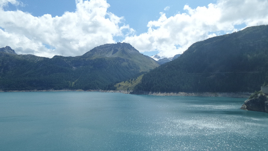 Aufstieg nach Val d' Isere geschafft, vorne der Stausee Lac du Chevrill, im Hintergrund sieht man den Gletscher inTignes