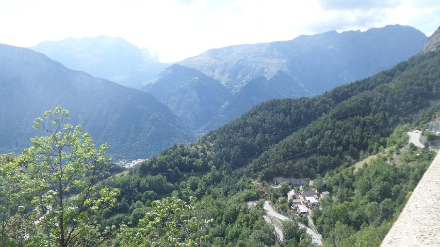 Von ganz unten die 21 Kehren nach Alpe d' Huez. 