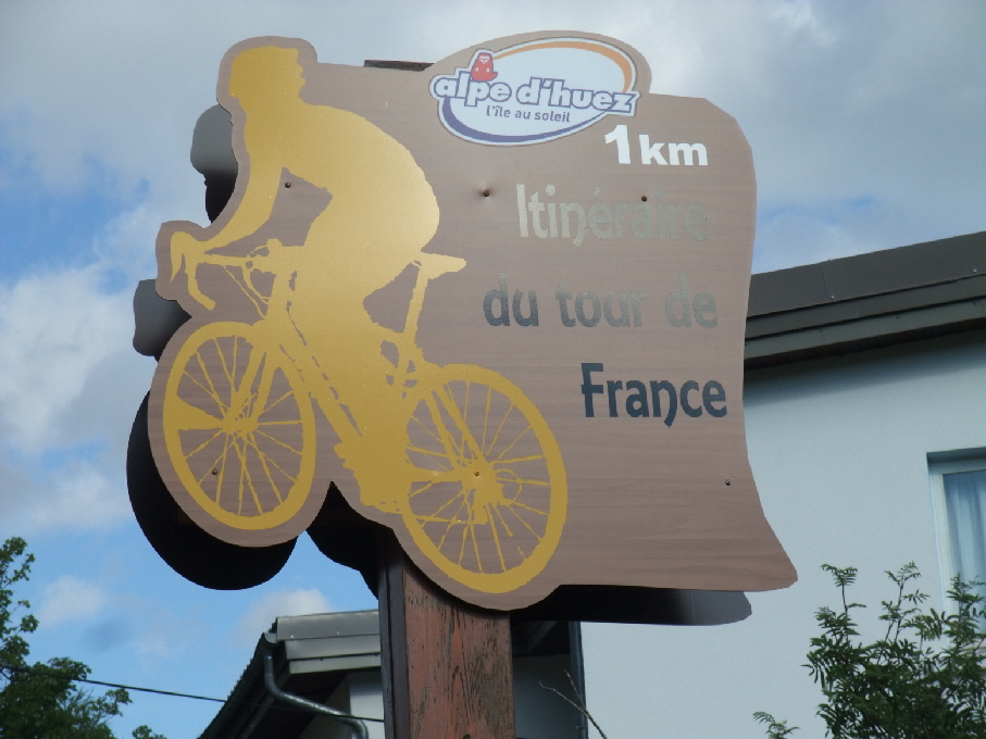 Noch 1km bis zum Zieleinlauf der Tour de France (mitten in Alpe d'Huez)