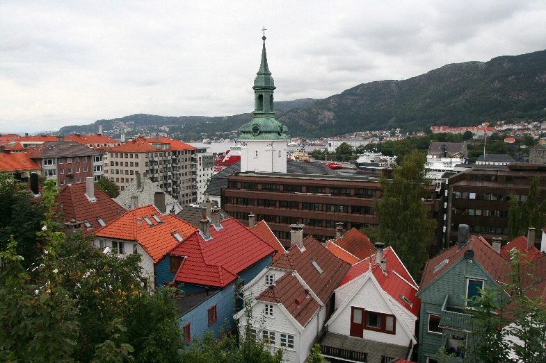 Bergen: Hinter dem Turm sieht man gut versteckt die Trollfjord, das Hurtigrouten Schiff