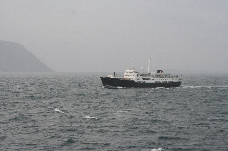 die nordwärtsgehende MS Lofoten , das älteste und kleinste Hurtigrutenschiff