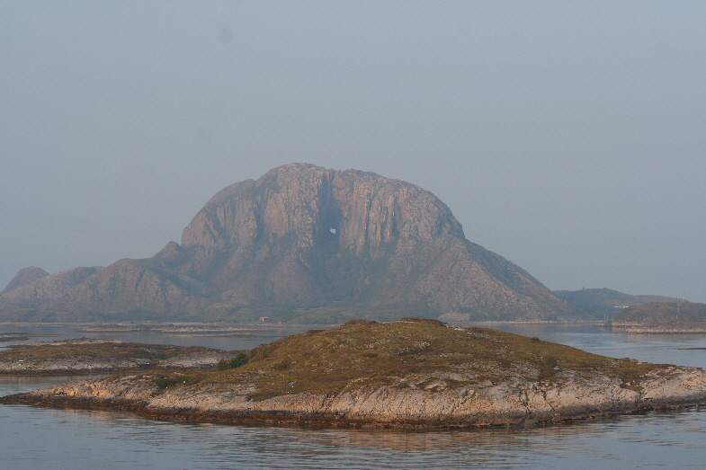 Berg Thorgatten mit Loch
